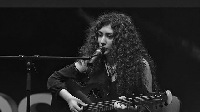 Sena Şener, 19 Ekim‘de IF Performance Hall sahnesinde...